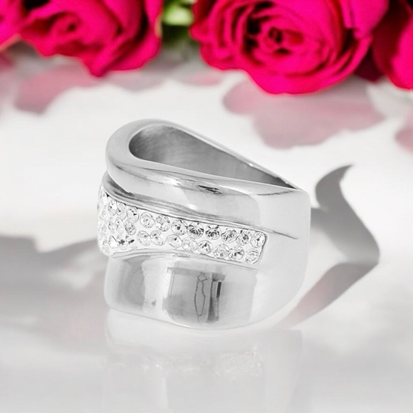 5th Avenue Collection Jewelry - 🇨🇦🆕5th Avenue Elegant Ring with Swarovski Crystal Accents